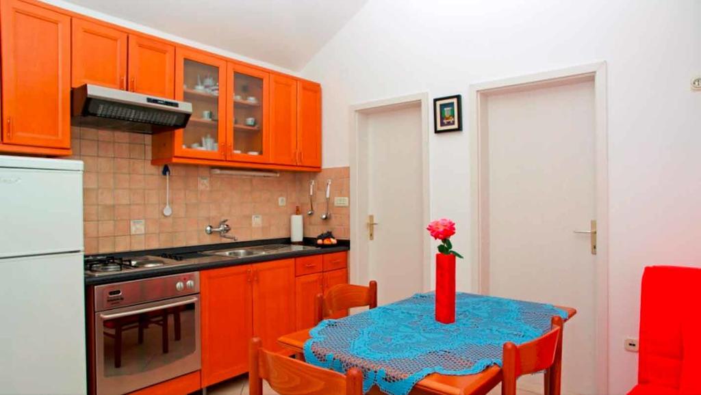 Apartments Ivic Бол Екстер'єр фото