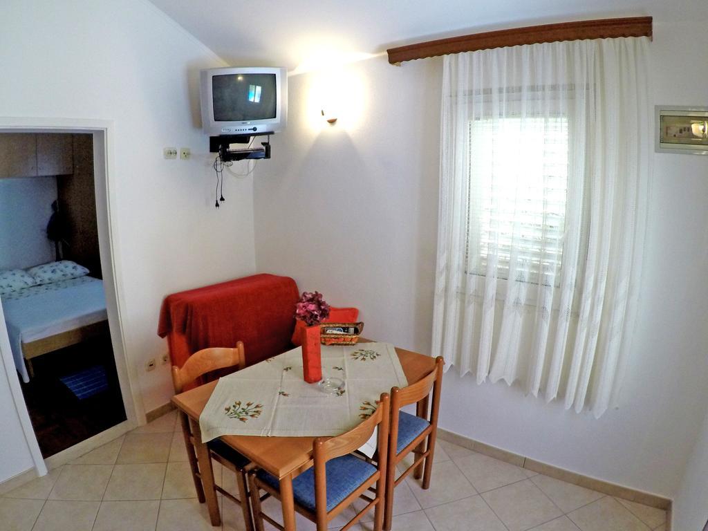 Apartments Ivic Бол Екстер'єр фото