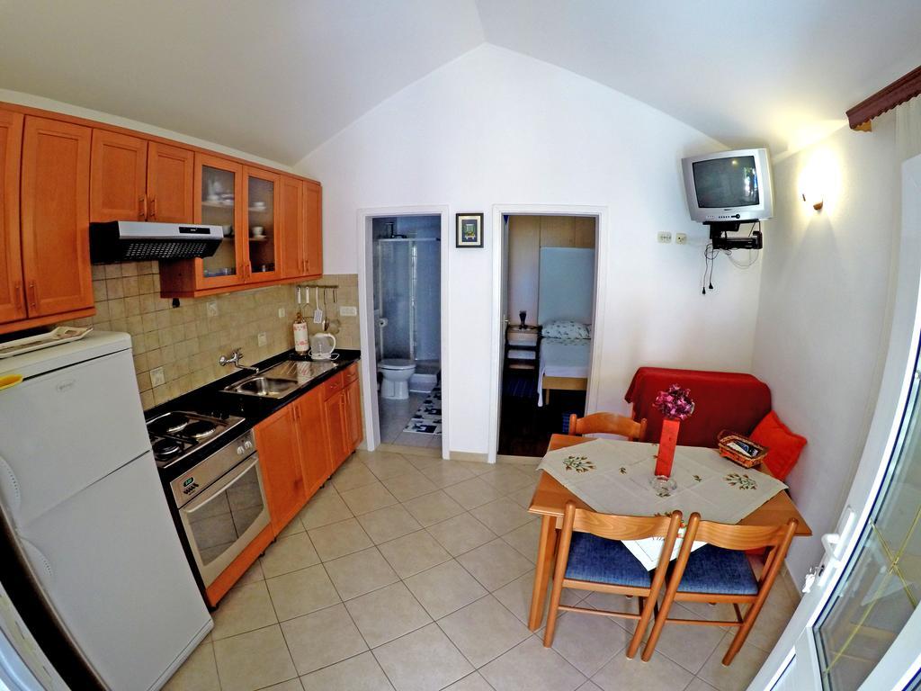 Apartments Ivic Бол Екстер'єр фото